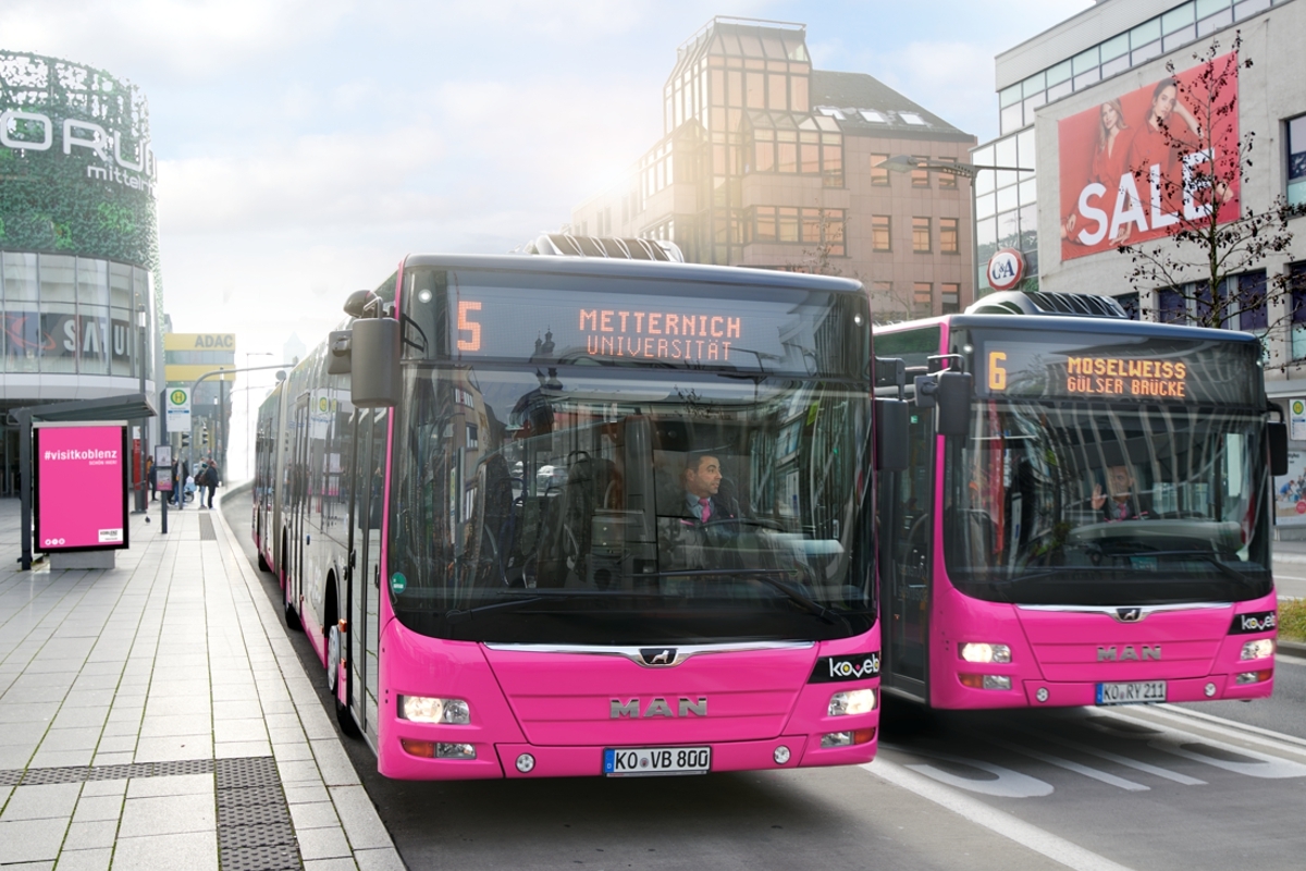2 nebeneinander fahrende Busse mit Gasantrieb der Koblenzer Verkehrsbetriebe in der Innenstadt vor dem Forum Confluentes