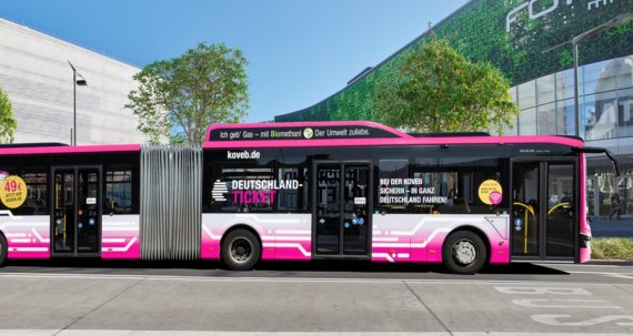 Ein Gasbus der koveb am Forum Mittelrhein Koblenz mit einer Werbung für den Erwerb des  Deutschlandticket bei der koveb