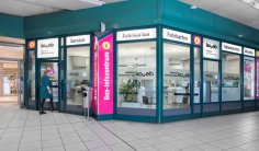 koveb Businfozentrum im Löhr-Center Eine Frau betritt die Verkaufsstelle der koveb im Löhr-Center