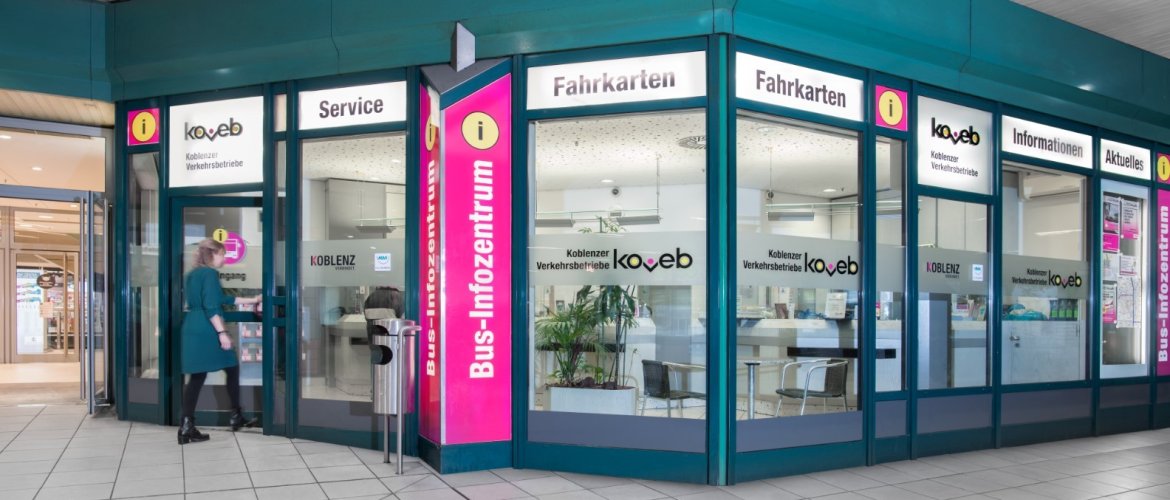 koveb Businfozentrum im Löhr-Center Eine Frau betritt die Verkaufsstelle der koveb im Löhr-Center