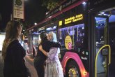 Drei junge Frauen stehen am Abend vor einem Bus der koveb und verabschieden sich voneinander.