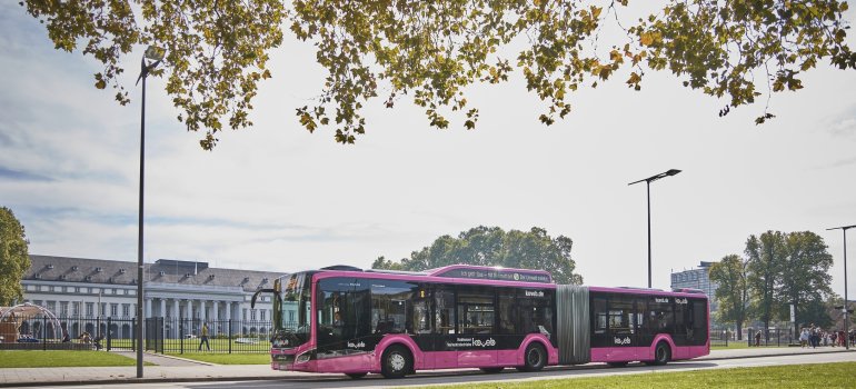 Bus der Koblenzer Verkehrsbetriebe hält an einer Haltestelle am Katasteramt in Koblenz auf der Linie 8 Richtung Bendorf