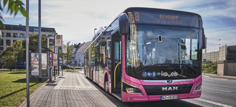 ein Gasbus der koveb hält an der Haltestelle Ehrenbreitstein Bahnhof Richtung Bendorf