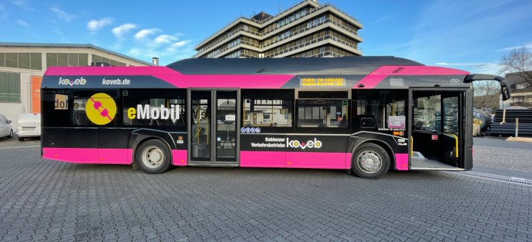 E-Bus der koveb Der Elektrobus der koveb von der rechten Seite auf dem Betriebshof